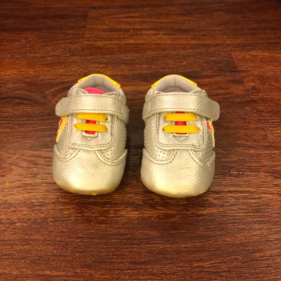 ADORABLE little girl shoes! - Picture 3 of 5